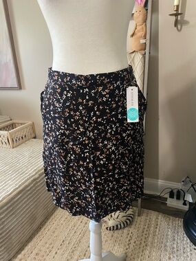 Market & Spruce Black Mini Skirt with Tan and White Floral Print